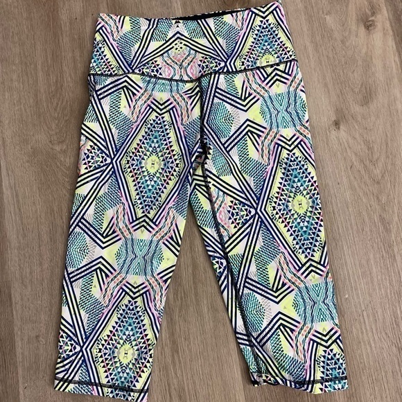 Victoria’s Secret Sport, Cropped Neon Geometric Design Tights - Picture 5 of 13